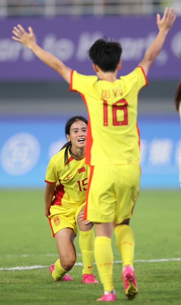 足球综合：中国女足两战全胜晋级八强